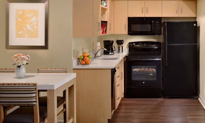 Somerset Hotel | Pet-Welcoming Stay with Kitchen and Pool Near Rutgers University