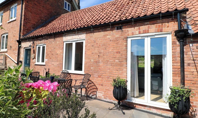 Kneesall Cottage | PETAL COTTAGE, with a garden in Tuxford