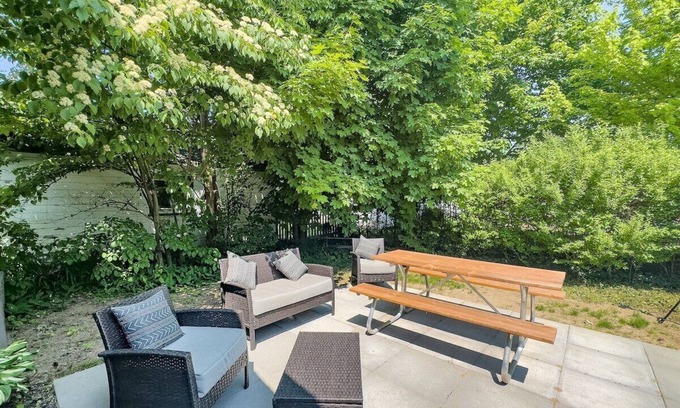 Goderich Cottage | PetFriendly+King Bed+Netflix+GameRoom