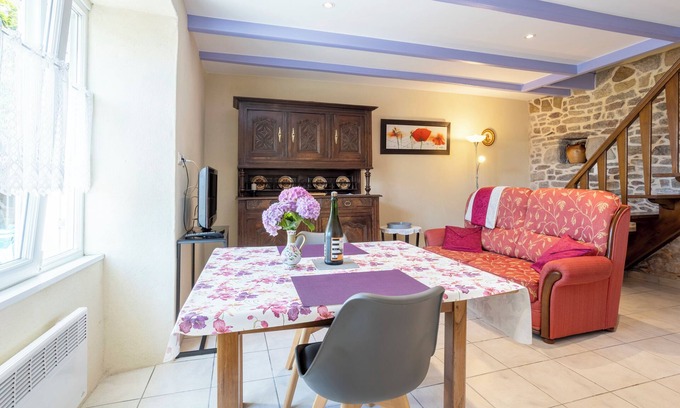 Mahalon Cottage | Petite house 'Glycine, Kerantum' with shared garden and Wi-Fi