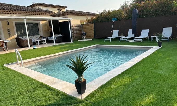 Peymeinade House | Petite maisonette adossee mais independante avec piscine
