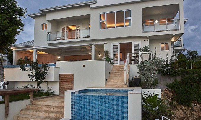 Runaway Bay Villa | Petite Paradise - 4 Bedroom Luxury Villa with Private Beach
