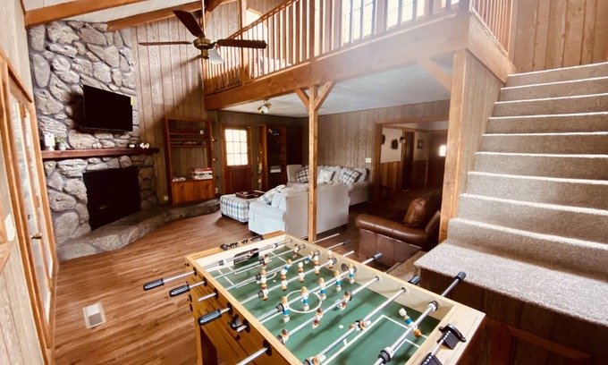 Stemley Cabin | Pets/Kids love the Jacuzzi @ Large Lakeside Cabin