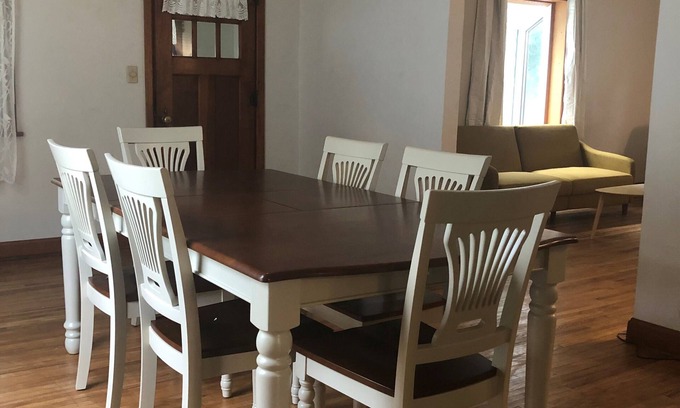 Pocahontas House | Pets welcome. Sleeps 7. Pocahontas. Wifi and Air Conditioning