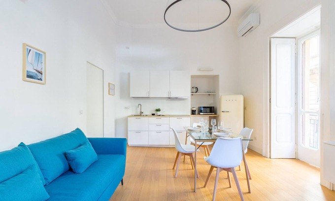 Chiaia Apartment | Piazza Amedeo Stylish Apartment by Wonderful Italy