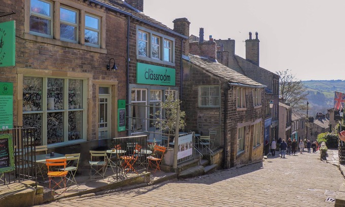 Haworth Cottage | PICCADILLY VIEW, family friendly, with a garden in Haworth