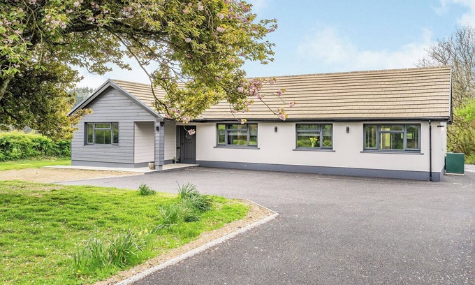 New Moat Cottage | Picked for its tranquil location, private hot tub and views over the meadows.