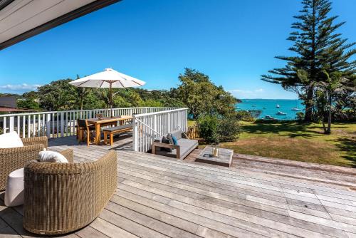 Surfdale House | Picnic Bay Vista - Be My Guest Waiheke
