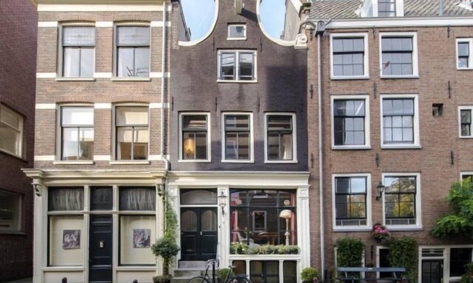 Jordaan House | Picture perfect 1650 house overlooking Prinsengracht canal - luxury with charm