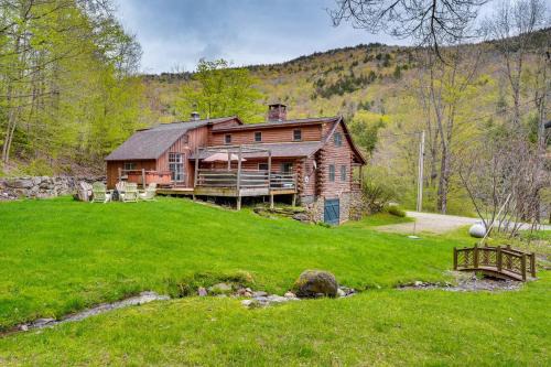 Bridgewater Corners House | Picture-Perfect Vermont Mtn Cabin with Hot Tub!