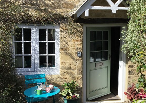 Lechlade Cabin | Picture postcard Cotswold cottage in the attractive market town of Lechlade