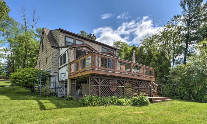 Hinsdale Cottage | Picturesque Cottage with Sunroom on Ashmere Lake!