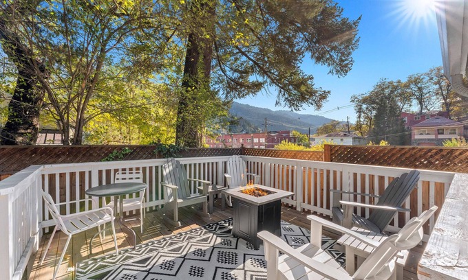 Dunsmuir Apartment | Picturesque Garden Retreat w/Deck With Hot Tub