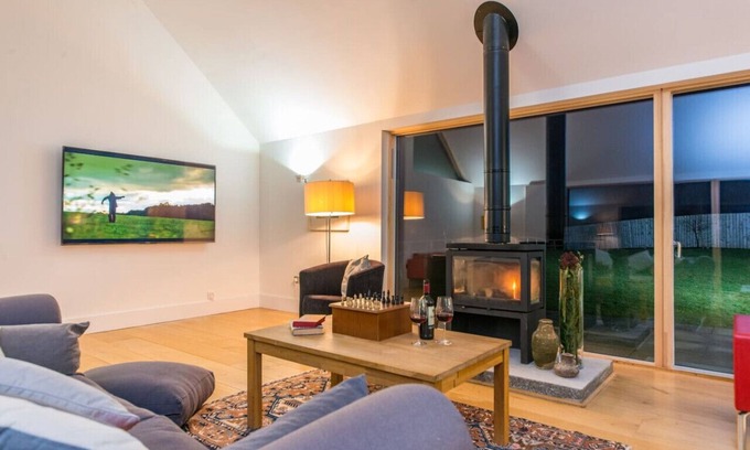 Westhill Cabin | Picturesque log cabin and garden