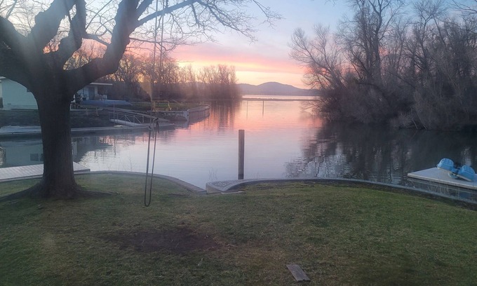 Lakeport House | Picturesque sunset views perfect for couples, families and fishermen