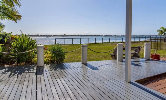 Sandstone Point House | Picturesque Water Views