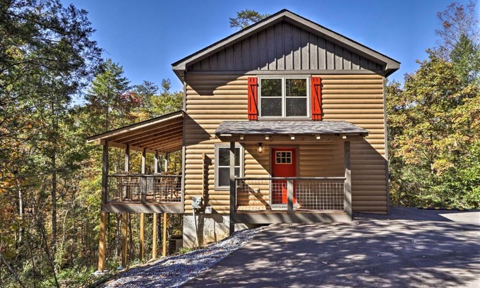 Pigeon Forge House | Pigeon Forge Cabin with Hot Tub 1 Mi to Parkway