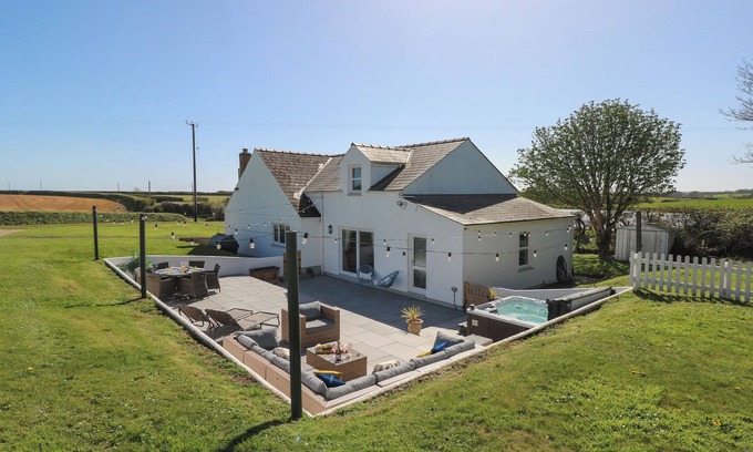 St Ishmaels Cottage | PIGLET COTTAGE, pet friendly, with hot tub in Milford Haven