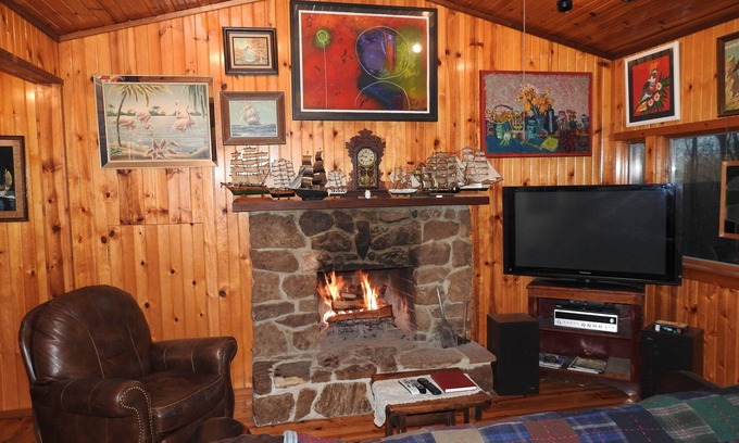 Carbondale Cabin | Pine Cabin on 30 Acres! 1 mi. from Carbondale, IL & SIUC Campus