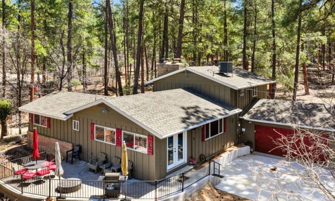 Groom Creek Cabin | Pine Cone Lodge - Fire Pit* BBQ* Ping Pong*