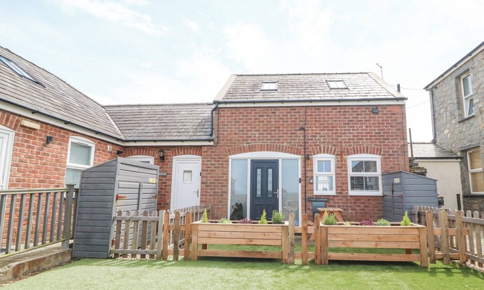 Dinas Dinlle House | PINE COTTAGE, pet friendly, country holiday cottage in Dinas Dinlle