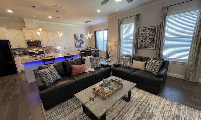 Lubbock House | Pine Cove LBK | Entire Home | 3 Bed | 2 Car Garage