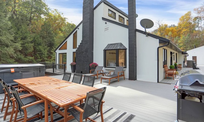 Duncannon Cabin | Pine Hollow Lodge π² Hot tub! Pond! Game Room.