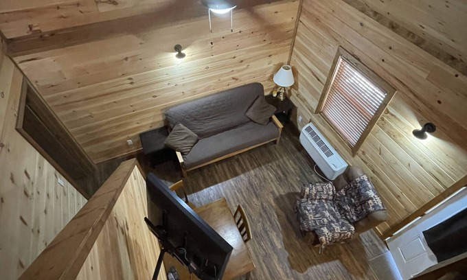 Van Buren Cabin | Pine Perfect Cabin on the edge of town only 1/2 mile from Current River!