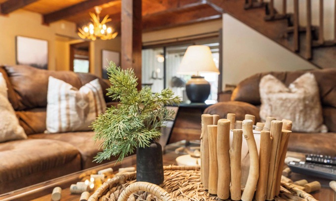 Dorrington Cabin | Pinecone Cottage Hot Tub Firepit, Espresso, Rec Center Pool, SUP, A/C