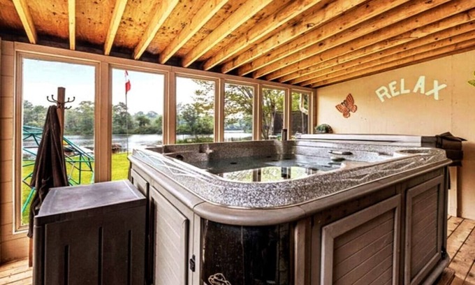 Norland Cottage | Pines Bay Waterfront cottage with Hot tub!
