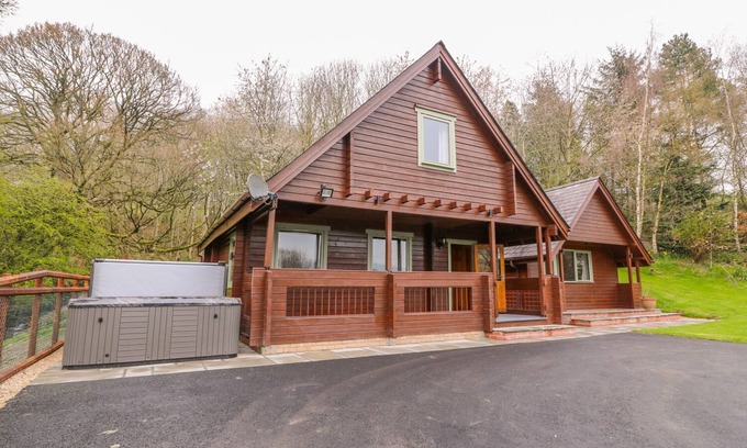 Bleddfa Cottage | PINES PITCH, pet friendly, with hot tub in Knighton