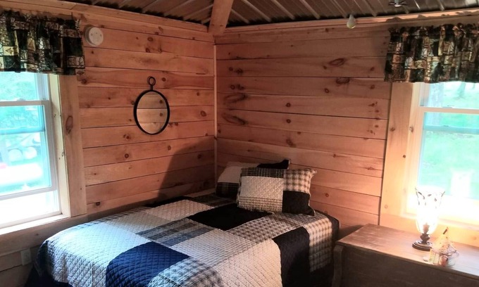 Wauksaukee Cottage | Pines Retreat Getaway - Cozy Cottage, Short walk to Lake Noquebay
