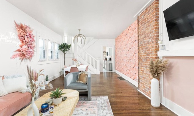 Holy Cross House | Pink Bachelorette 4bd/2b home + 4 min to Mass Ave!