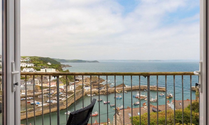 Mevagissey House | PINK HOUSE, pet friendly, country holiday cottage in Mevagissey