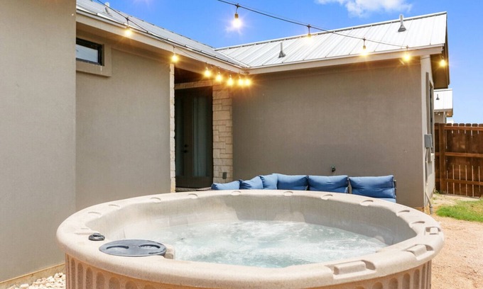 Fredericksburg House | Pink Paradise~Hot Tub~Games~EV~Hill Country Escape