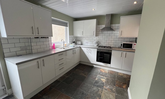 Glenrothes House | Piper Drive - sleeps 4 guests in 3 bedrooms