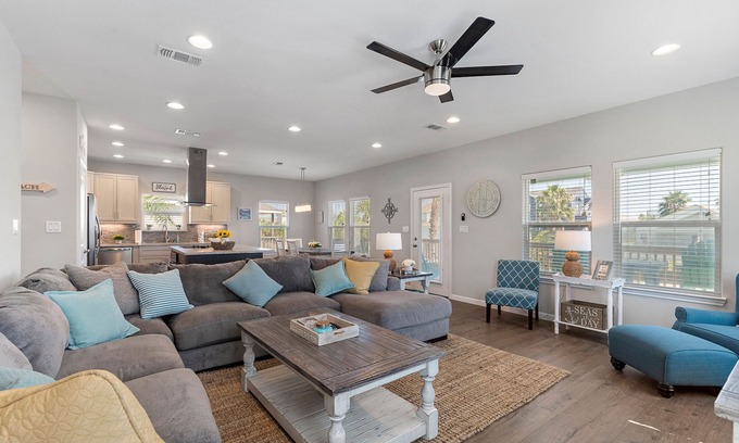 Pirates Beach House | Pirates Beach FAVORITE just few minutes walk to the water! Welcome to Sea Glory!