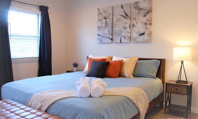 East Liberty Apartment | Pittsburgh Delight - Cozy 2B/1B Apt w/Private Parking, Second Floor Unit