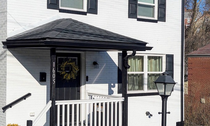 Brookline House | Pittsburgh #GoadLife - Local Art - Family/Dog/Business Friendly - Patio BBQ