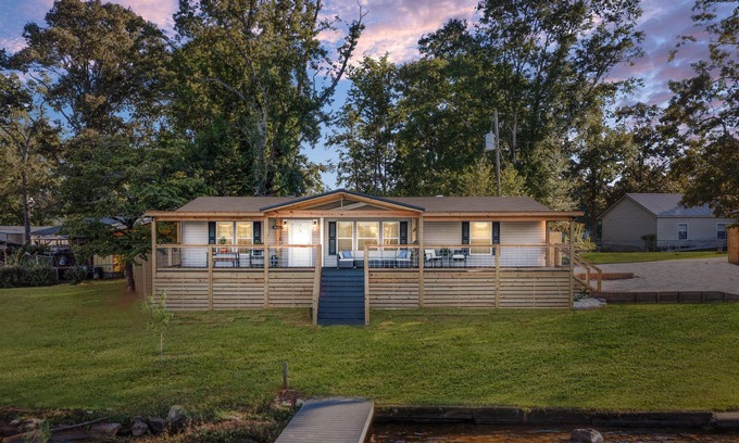 Shelby House | PJinx and Grace Peaceful Lake front 3BR/2ba