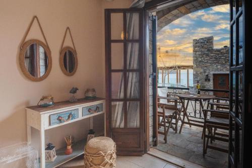 Plaka Apartment | Plaka on the water Ground floor