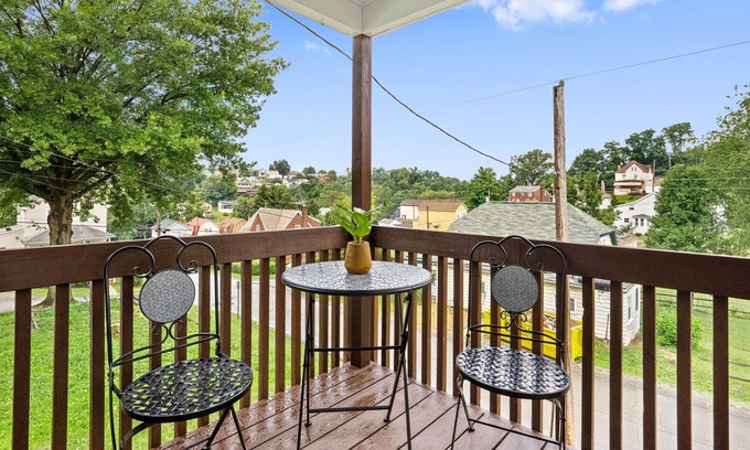 West Mifflin House | Plan your next thrilling city break minutes to kennywod park and sandcastle.