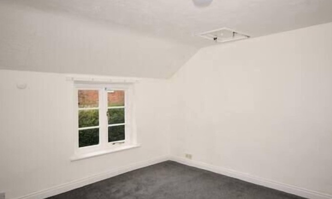 Mynydd Isa Cottage | Plas Bellin Cosy Cottage Kitchen & Bath Wi-Fi & TV Pet-Friendly
