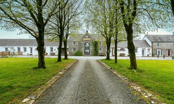 Bryngwran Cottage | Plas Coach House - a hot tub that sleeps 6 guests in 3 bedrooms