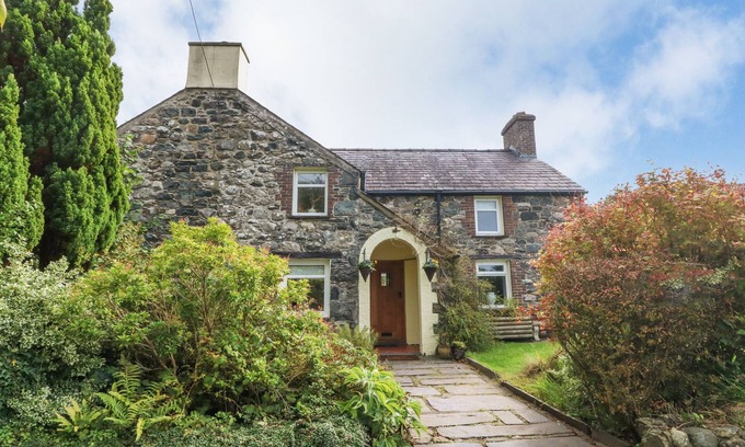 Llandwrog House | PLAS MAWR, family friendly, character holiday cottage in Groeslon