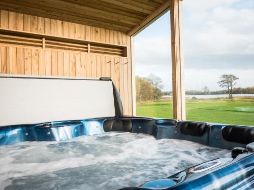 Enniskillen Ski Chalet | Platinum Lakeside Lodge at Mullans Bay