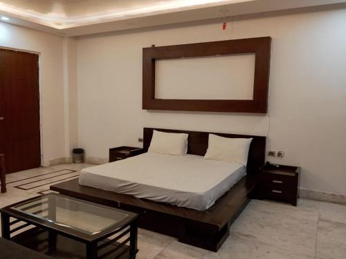 Greater Noida Hotel | PLAY THE KINGS NIGHT HOTEL couple friendly