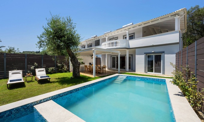 Petriti Villa | Playia Villa I is an Neoclassical villa built on the highest point of Petriti.