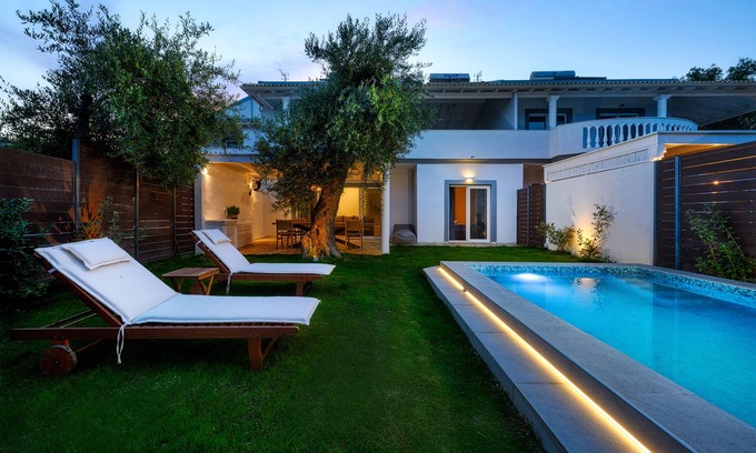 Petriti Villa | Playia Villa II is an Neoclassical villa built on the highest point of Petriti.