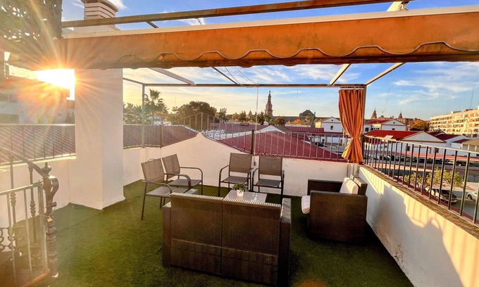 Huerta de la Salud House | Plaza España Family House, amplia casa con parking gratuito en la calle, ideal para familias y grupo